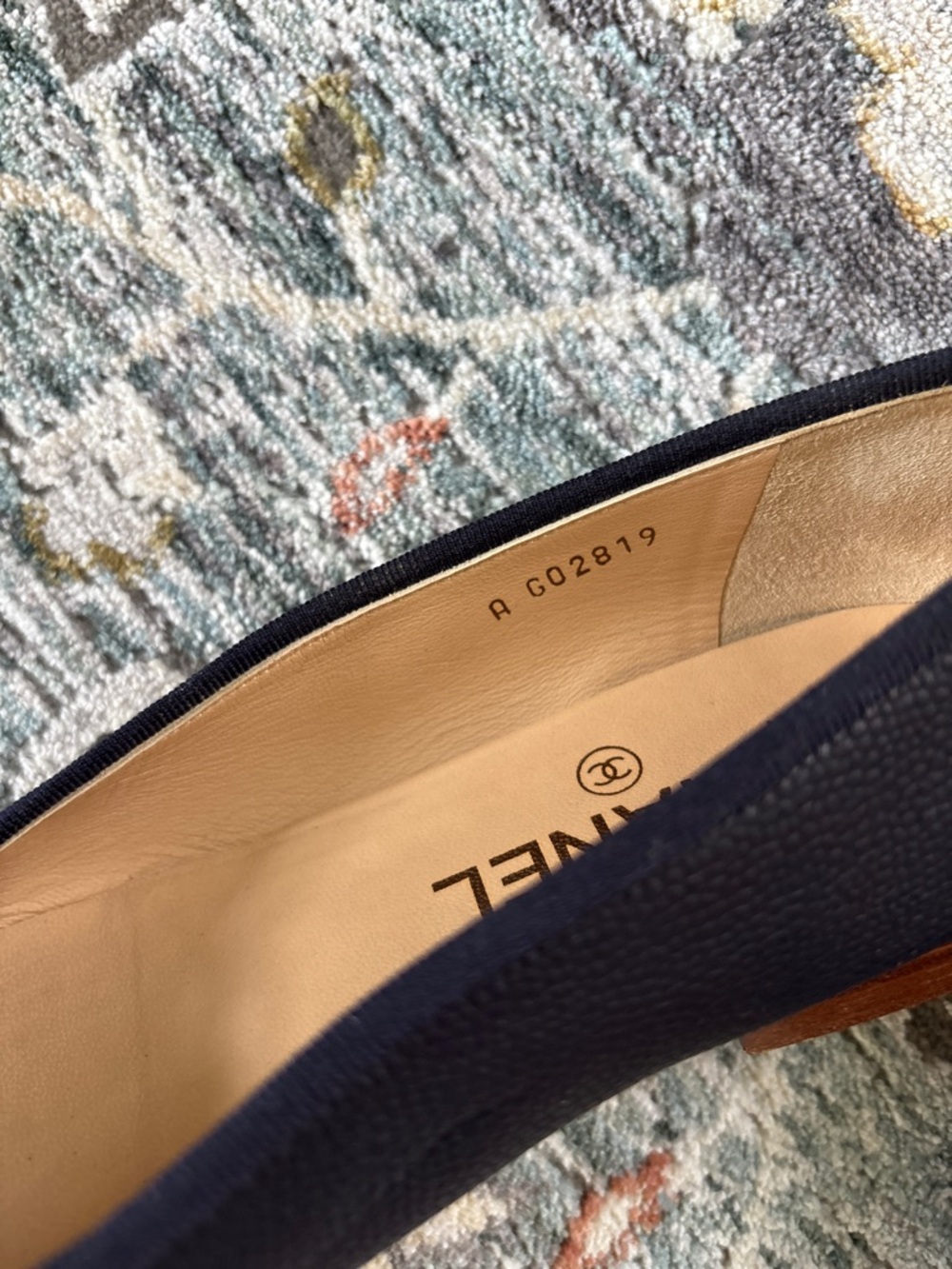 CHANEL Navy Leather Ballet Flats with CC Stitching and Bow - Picture 4 of 5